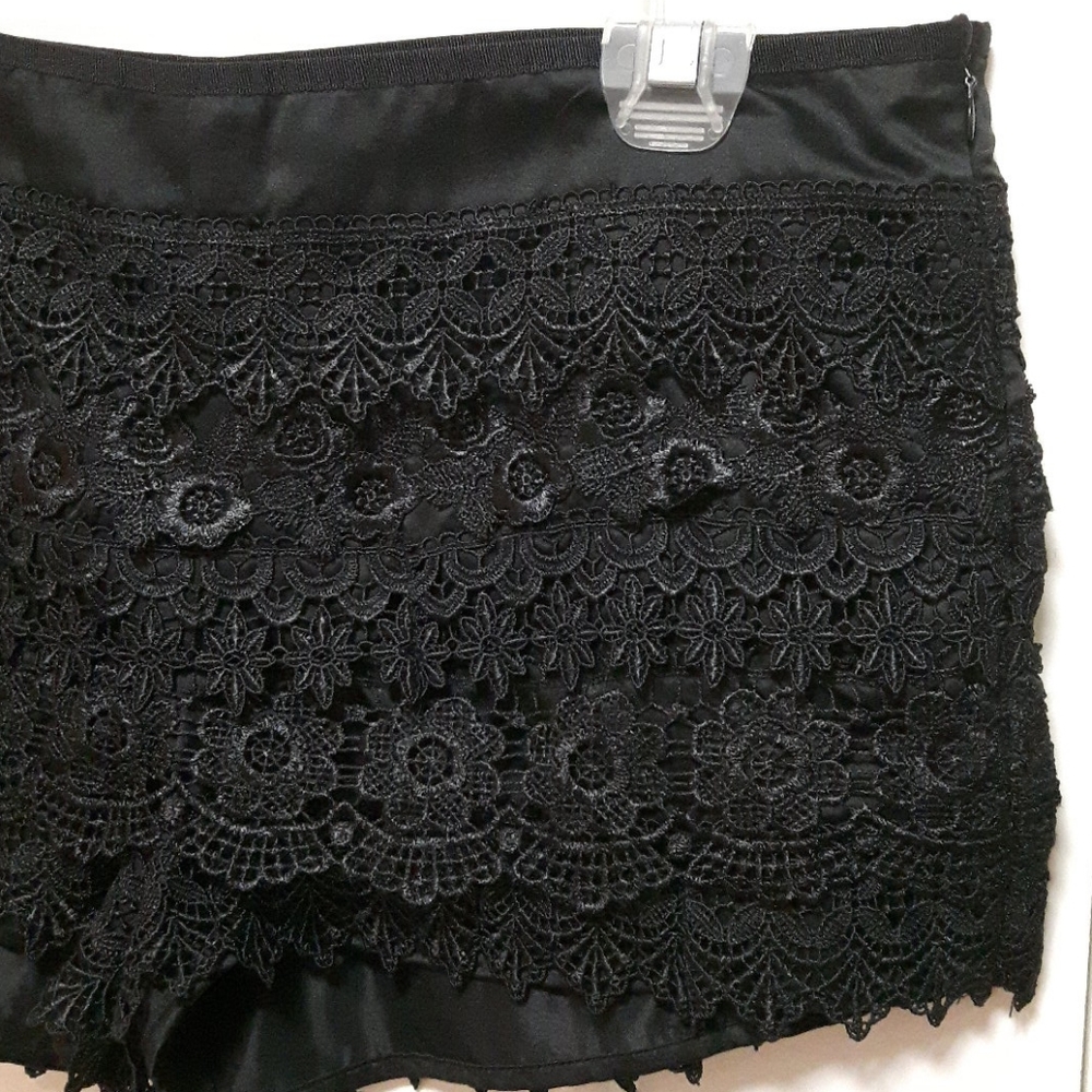 🛍️ Black lace shorts